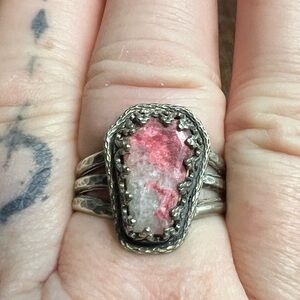 Sterling silver Thulite stone coffin ring.  Size US 10 1/4.